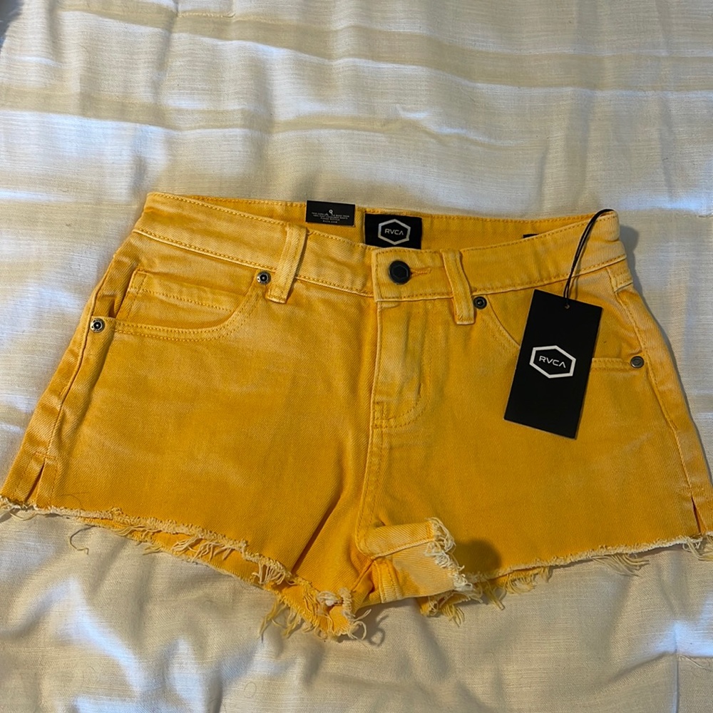 New with tags RVCA mustard size 25 womens denim shorts